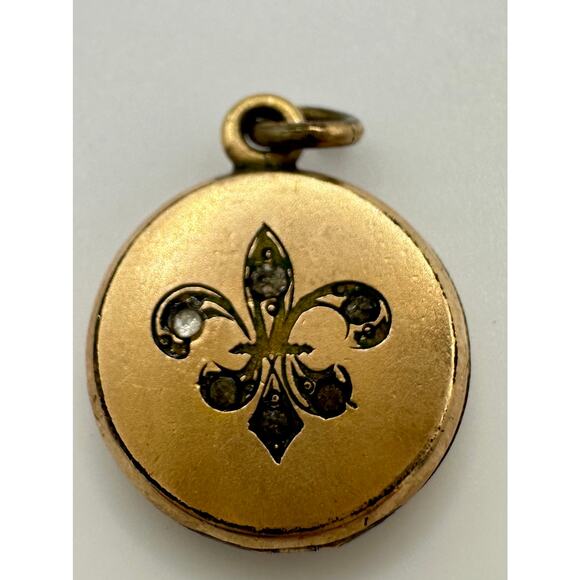 W&H Co antique Victorian gold filled Fleur de Lis rhinestone dainty round locket - Picture 4 of 9